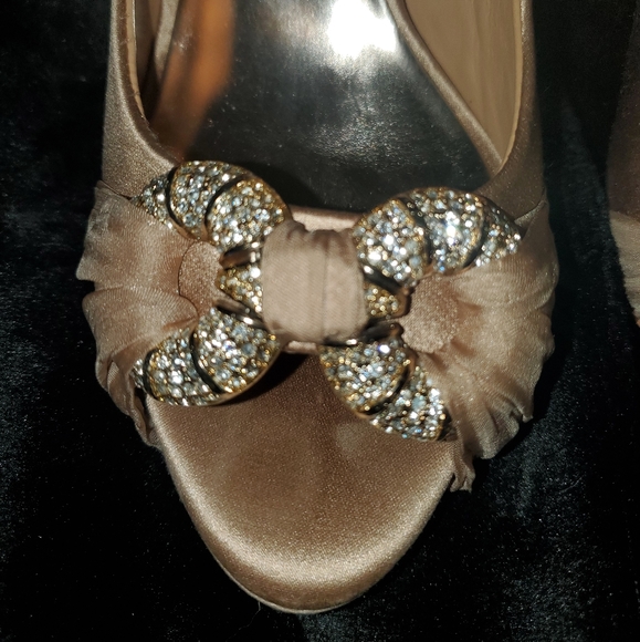 Badgley Mischka Champagne Heels - Picture 5 of 7